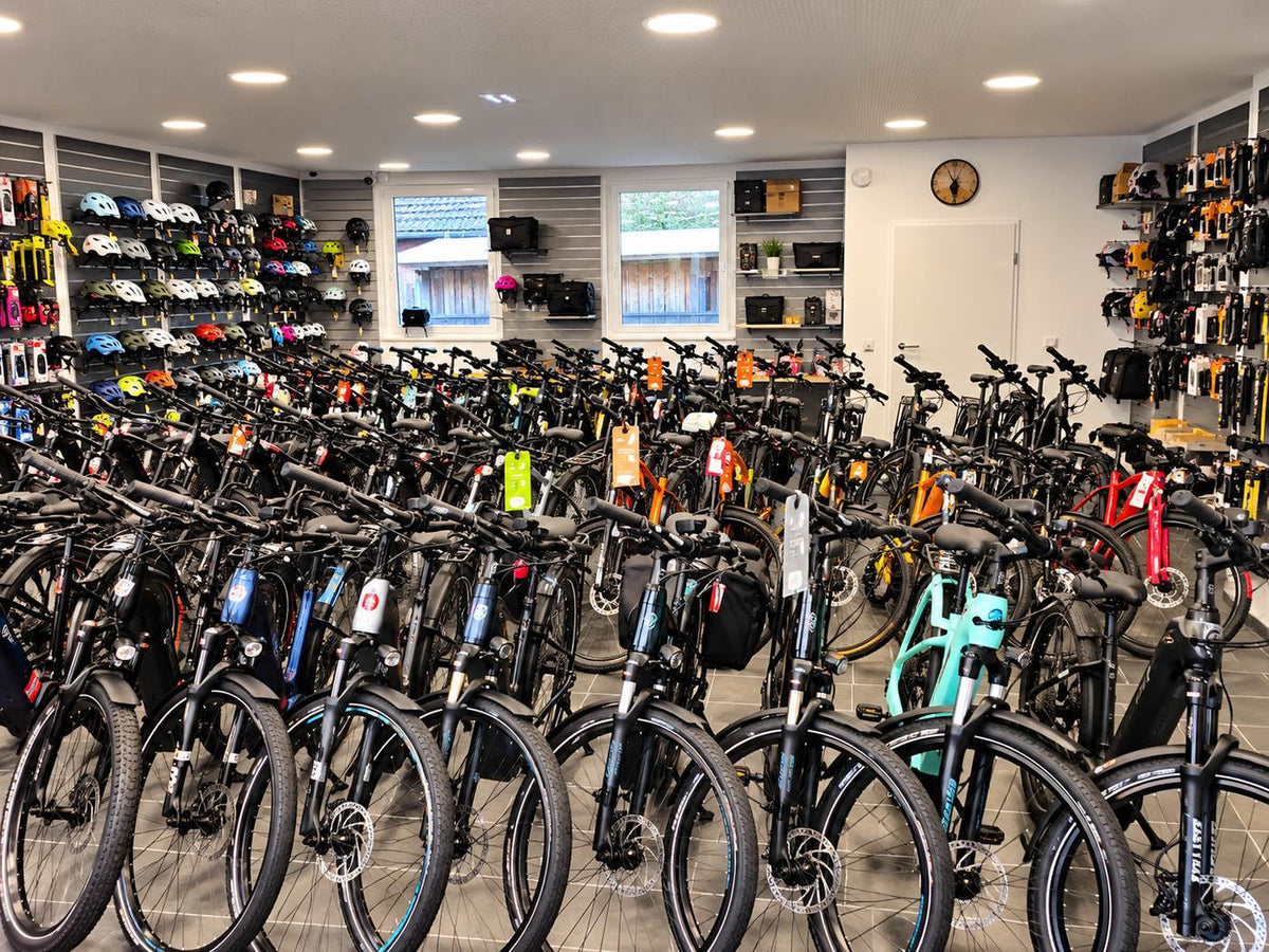 Sommerschlussverkauf im AMoore Bikestore Oberndorf – Räder und E-Bikes im Verkaufsraum